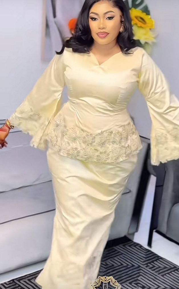 Robe Élégance en Dentelle Dorée
